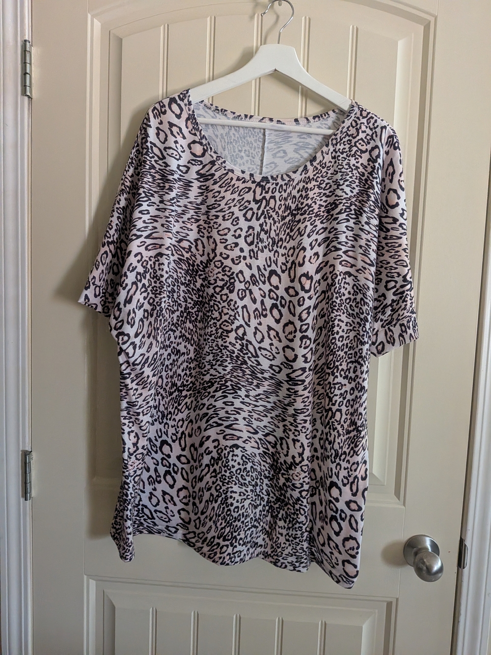4/$45 - NWOT Leopard Print Scoop Neck Top
